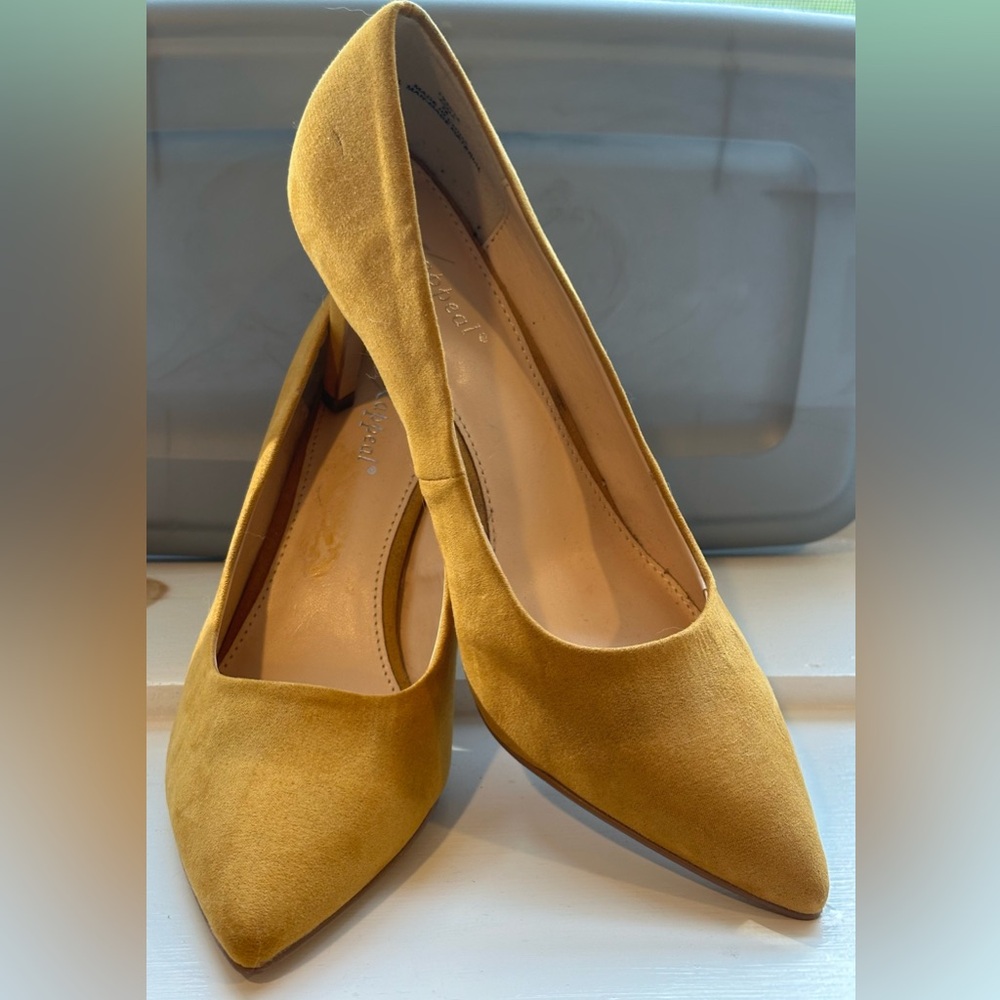 Xappeal Yellow Mustard Suede Heels Sz 7.5 3 Inch Heels.